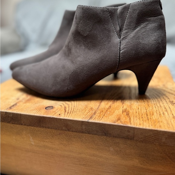 Kenneth Cole Reaction Shoes - NEW NWOT KENNETH COLE REACTION SUEDE Brown Ankle Booties with heels Sz 8.5